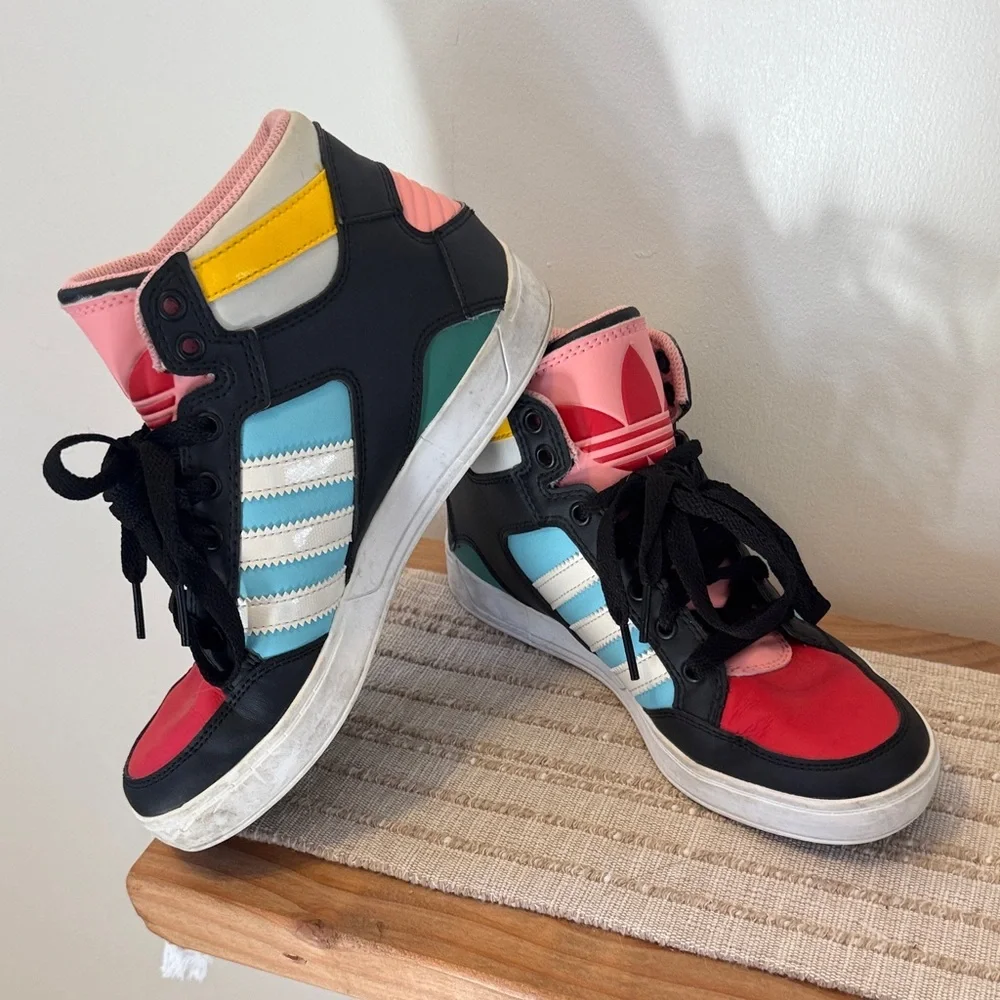 Adidas Originals Hard Court High J sneakers in a multicolor colorway Size 4youth